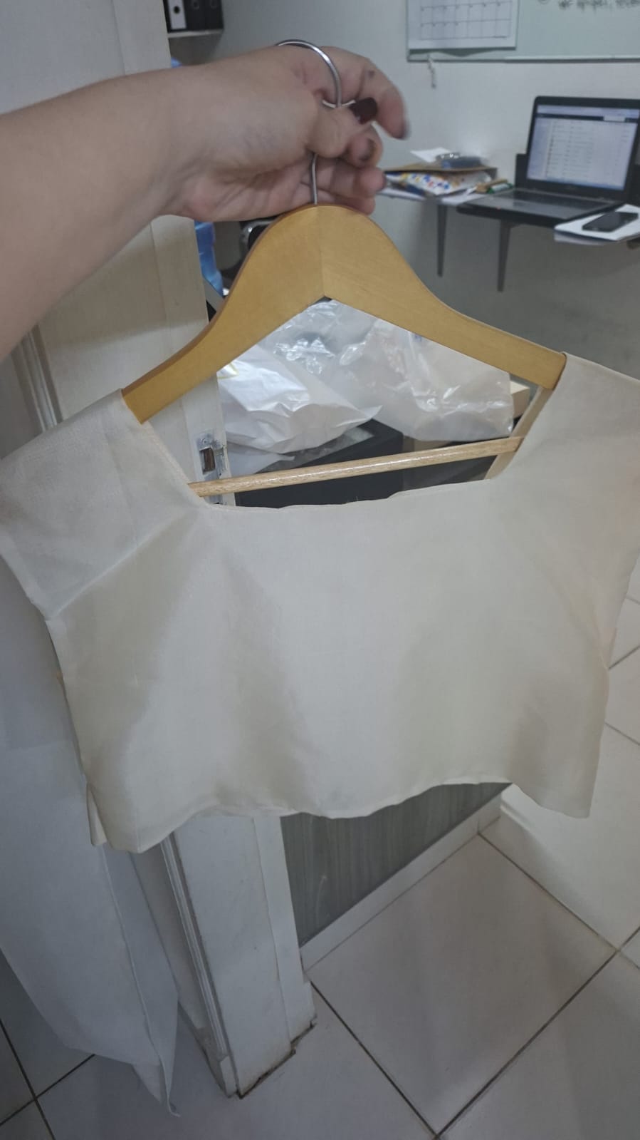 IVORY SQUARE-NECK CROP TOP